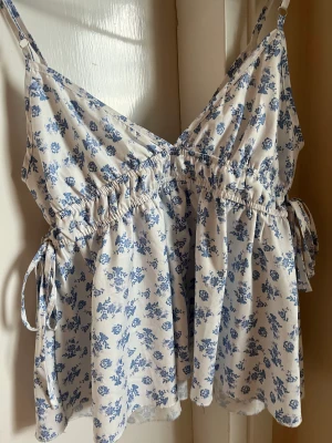 Blommig blus - Sötaste blusen någonsin!! Skriv till mig för fler bilder