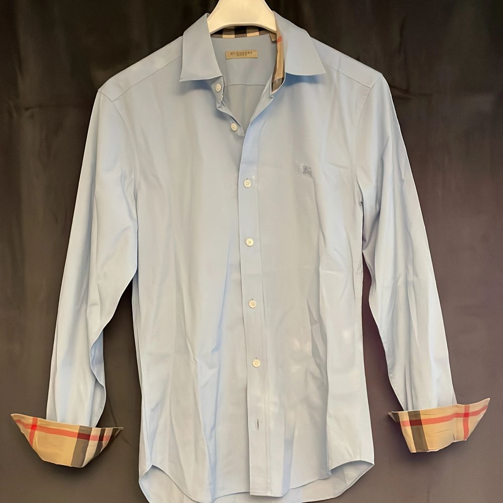 Säljer min ljusblåa skjorta från märket Burberry! Skicket på skjortan är mycket bra men den har några bleka fläckar på framsidan. Vid fler frågor, skriv gärna privat// Lucas. Skjortor.