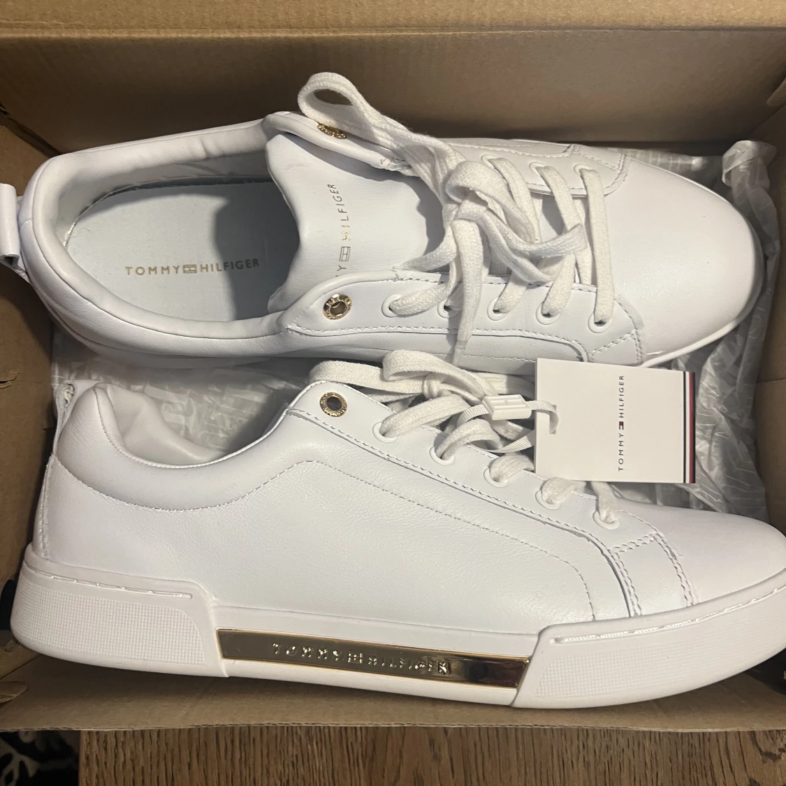 Tommy Hilfiger vita skor