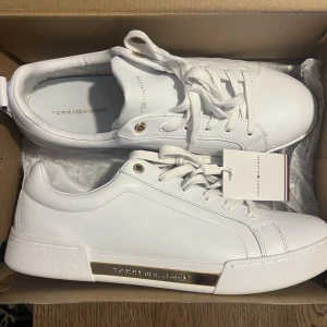 Tommy Hilfiger vita skor - Helt nya skor i lådan. Storlek 42 men känns mer 41