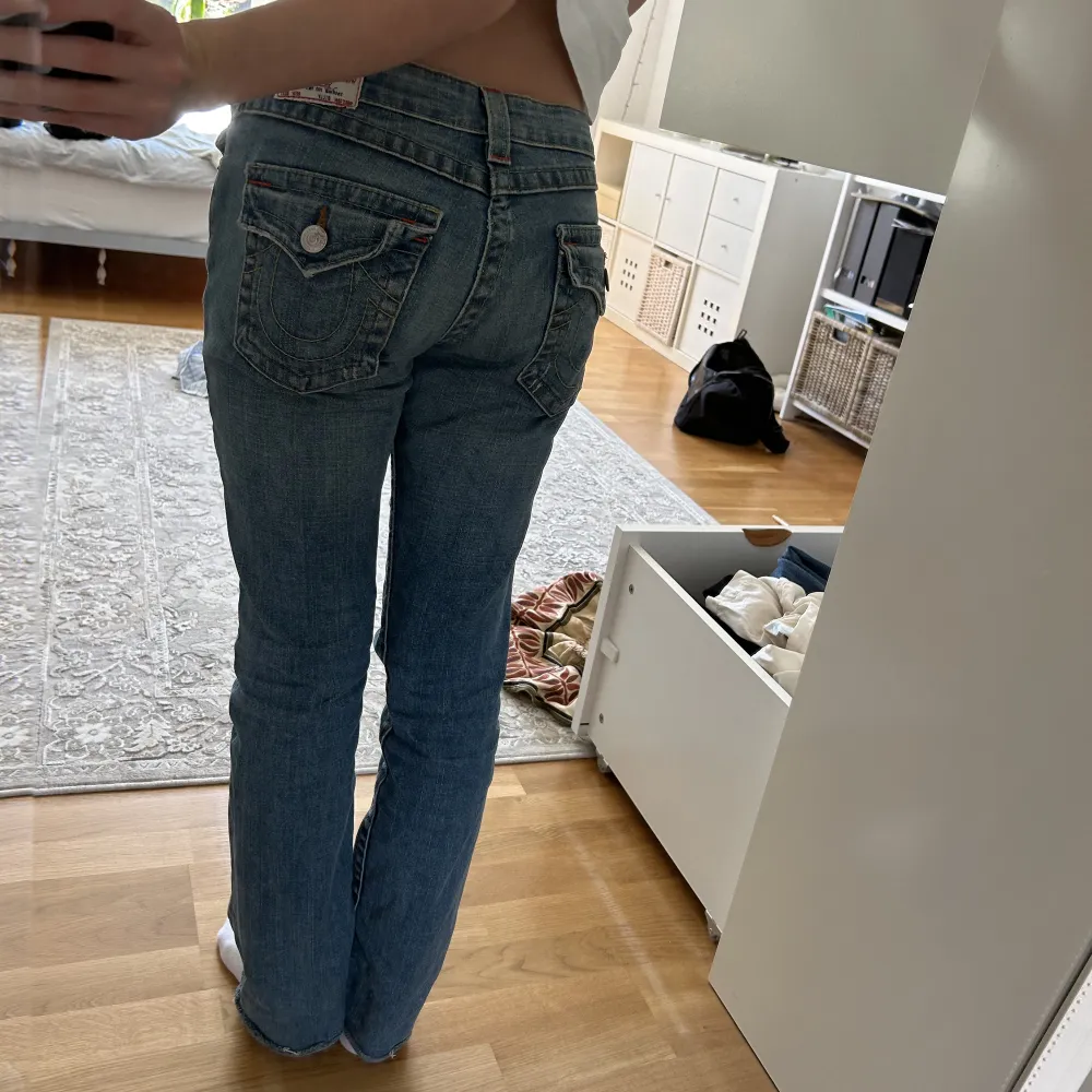 Äkta true religion jeans i lågmidjad bootcut modell. Perfekt skick, perfekt i längden för någon som är runt 160. Köpa nya för 900 kr. Vid flera intresserade startas budgivning 💗. Jeans & Byxor.