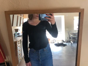 Svart Långärmad  - Svart långärmadtopp från H&M. Jättefint mönster vit urringningen. 50kr🤩sparsamt använd 