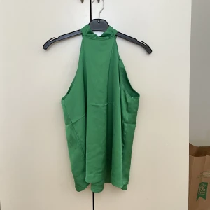 Halterneck topp  - Halterneck topp i satinmaterial, helt oanvänd !
