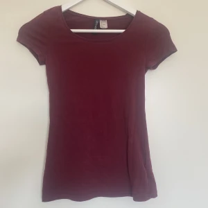 T-shirt  - Vinröd t-shirt från Divided HM. Knappt använd. 