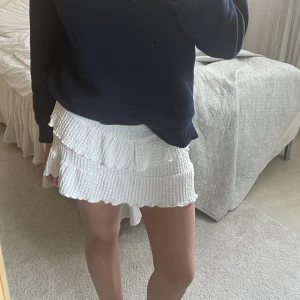Vit kjol🤍 - Säljer denna superfina kjol🤍 Jag brukar ha xs/s. Men denna är 164!!! Ifrån zara💕 Väldigt stretchig