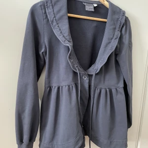 Mörkblå kofta  - En fin mörkblå kofta från House of Lola i storlek S. 