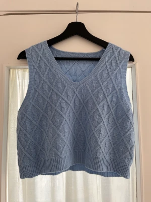 Blå stickad väst - Ljusblå stickad väst 🌷