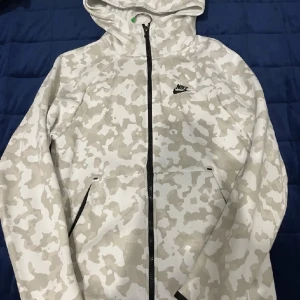 Nike tech sällsynt  - Säljer en sälsynt Nike tech från 2020 som jag säljer pågrund av att jag har växt ur den. Säljer den för 1000 men byten funkar också kom privat om du är intresserd😃