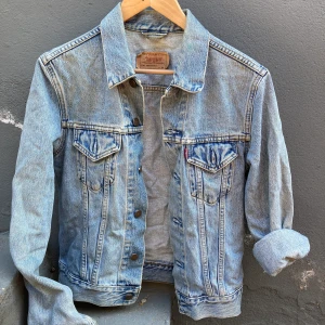 Jeansjacka Levis - Jeansjacka Levis strlk S. Lite kortare passform men ganska loose fit i övrigt. 
