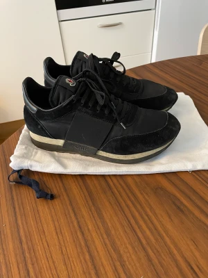 Moncler Horace skor - Svart/vita moncler skor, horace modell. Nypris 5300kr i använd skick. Kommer med skopåse och box.