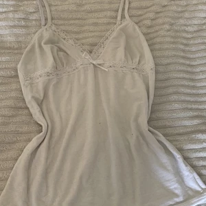 linne - vitt linne med rosett och spetsdetaljer i storlek small