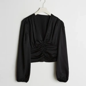 Blus - Väldigt fin slutsåld blus från Gina Tricot. Använd men i mycket fint skick! Nypris 499