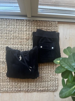Svart juicy couture sett - Säljer mitt svarta juicy couture sett i storlek xs. Haft dom sen april och använt dom 5 gånger typ. Nypris 2300kr säljer för 1800. Kan sänka om köpet går snabbt.