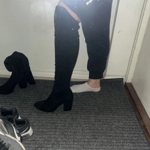 Skor - Svarta mocka skor med klack. Sköna att gå i