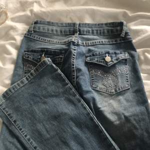 Supersnygga utsvängda Jeans i storlek 34🤩🤩