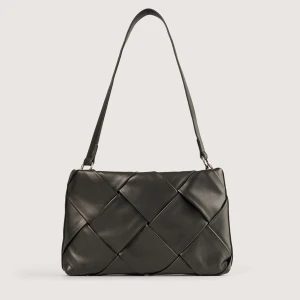 Kuvertväska från NA-KD - Superfin väska från NA-KD i nyskick. Materialet är läderimitation