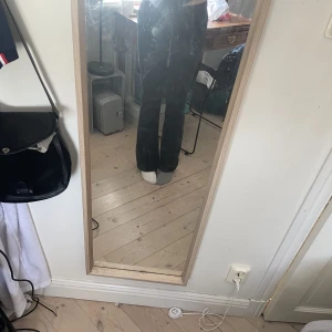 Lowrise bootcut jeans  - Säljer ett par jättefina jeans med låg midja. De är i färgen svart och är köpta här på Plick kommer ursprungligen från Joe’s. Säljer då de var för korta på mig. Men de var jättefina och är i bra skick. Kontakta mig om du har interesse pris kan diskuteras💓