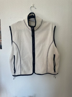 Fleeceväst - Fleeceväst från weekday storlek S! Bra skick! 🤍