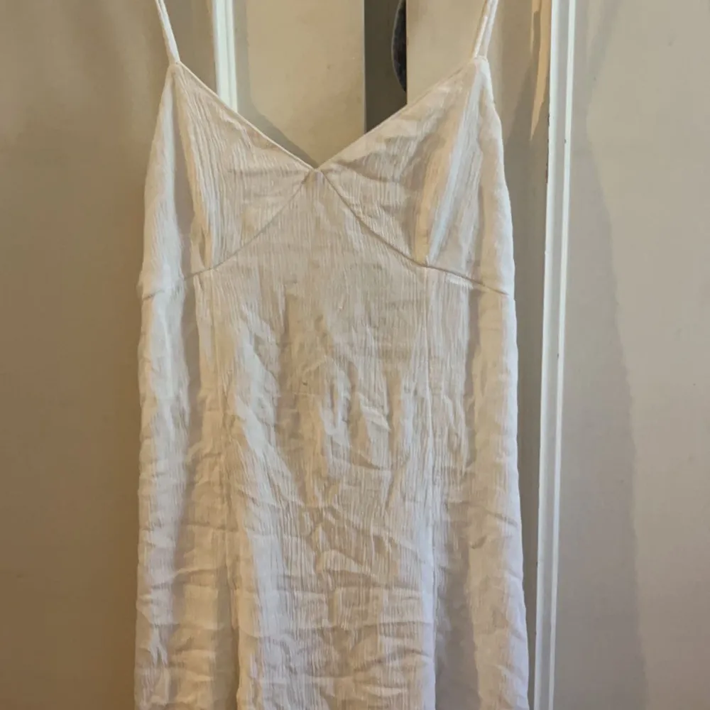 En söt vit sommar klänning. Storlek 34 slutsåld på H&M. . Klänningar.