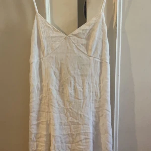 Klänning  - En söt vit sommar klänning. Storlek 34 slutsåld på H&M. 