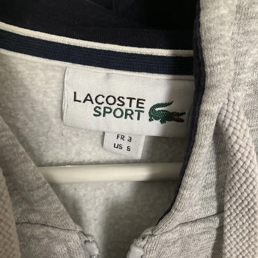 En ny Lacoste tröja inte använd mycket . Hoodies.
