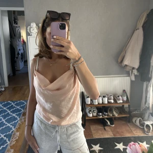 Topp - Snygg topp i siden material i storlek xs