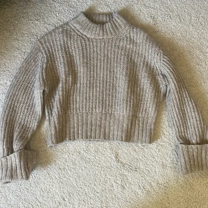 Stickad tröja - Fin tröja i jättebra skick då den nästan aldrig kommit till användning. Storlek Xxs men passar även Xs 🌸