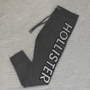 Tights - Mysiga tights från hollister, använda fåtal gånger. Text på ena sidan av benet, inga fickor. Jag är 162cm å dom är perfekta i benlängd. 