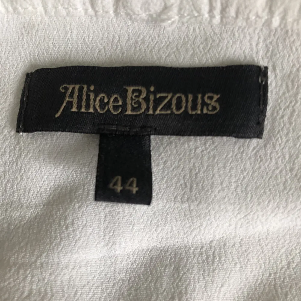 Jättefin vit blus som är perfekt att ha över en bikini till sommaren 💕 Den är från Alice Bizous och i storlek 44, men skulle säga att det är som en XS/S. Blusar.