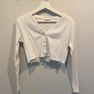 Crop top - Vit, långärmad, ribbad crop top. Knappt använd. Kommer inte ihåg vart den är köpt. 
