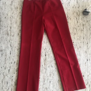Jätte fina kostym byxor  - Jag är 180cm och dom är liiiite för korta men passar perfekt annars midja måtten är 27