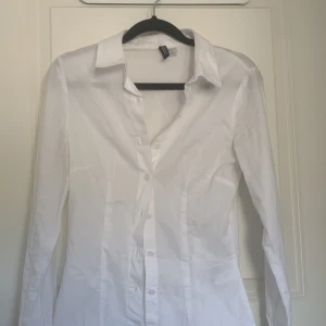 Vit skjorta - Från h&m, används max 2x! 