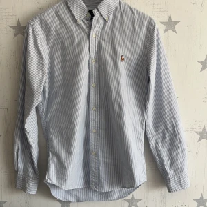 Ralph Lauren skjorta - Säljer min blårandiga Ralph lauren skjorta på grund av att den är för liten.