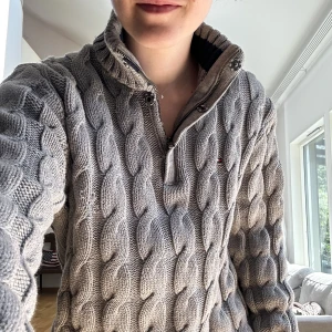 Tommy Hilfiger Tjocktröja - Super fin tjocktröja från Tommy Hilfiger i storlek L. Använd men utan skador, med både dragkedja och knappar vid kragen.