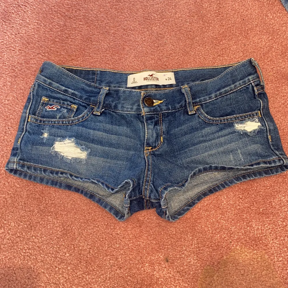 Midjemått: 36 rakt över. Mörkblåa hollister jeansshorts perfekta till sommaren! Så snygga bakfickor (hade behållt om de passa som jag ville)🤟🏼. Shorts.