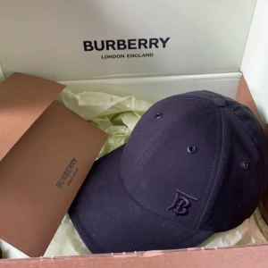 Burberry keps - Sällan använd burberry keps storlek M, pris kan diskuteras vid snabb köp