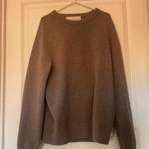 Stickad tröja  - En beige/brun stickad tröja från A Days March. Fick i julas men ej använt.  Nypris: 999kr Mitt pris 399kr