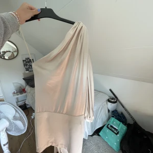 Sidenklänning - Så fin of shoulder siden klänning, endast testad.