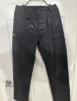 Corteiz Cargo  - Testat 1 gång hemma annars ny skick   Den är för tajt för mig vid midjan drf säljs den :) äkta kommer med bevis vill ba få bort dem så snabbt som möjligt köpt för 1500 kr går förlust men behöver pengarna 