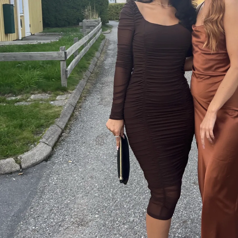 Stretchig, går att ha offshoulder, använd en gång, st S. För referens: jag är 163 cm, 36 överdel 38/40 underdel. Klänningar.