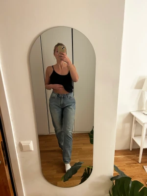 Jeans - Jeans från nudie jeans. Endast använda 3 gånger. Riktigt snygg och sitter fint i midjan. Nypris 999. Waist 31, length 32.