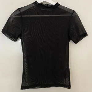 Meshtopp Nakd - Svart meshtopp i t-shirt från NAKD