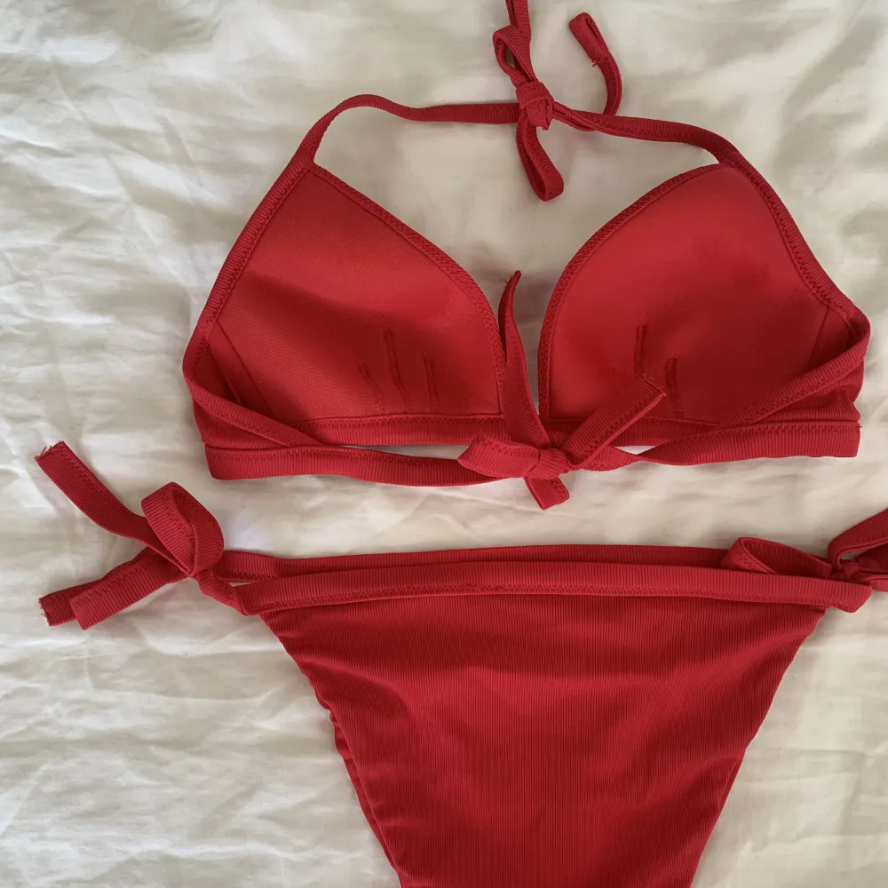 Röd bikini från calzedonia. Den har ingen storlek men jag har s/m och den passar mig. Det går även att justera banden . Övrigt.