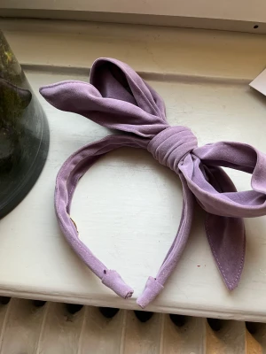 Diadem  - Ett lila diadem med en rosett 🎀! Säljer pga inte använder längre! Bra skick 