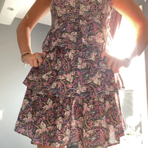 Sommarklänning  - Säljer min sååå fina sommarklänning då jag tycker att den är för stor för mig! 