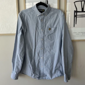 Lyle & Scott skjorta blå - Dags att sälja min väldigt snygga och stilrena Lyle & Scott skjorta. Nästan aldrig använd. 9,5/10 skick. Passar väldigt bra i storleken, kan även stryka den vid förfrågan. Tveka inte på att ställa frågor. MVH Albin