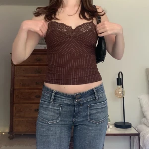 Randigt linne - Brunt linne i randigt mönster med spetskant upptill och dragkedja baktill, från märket Kookai! 💓