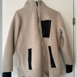 Fleece kofta  - Jättevarm och mysig fleece kofta från lager 157. Nästan helt oanvänd. Storlek XS/S men väldigt oversized så sitter ”normalt” på mig som har M/L i vanliga fall