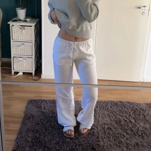 Linnebyxor - Säljer dessa linnebyxor ifrån HM, som blev virala på tiktok.De är helt oanvända i storlek S, men är lite för långa. Köparen står för frakten och betalningen sker via swish🩷vid flera villiga köpare startas en budgivning 🩷