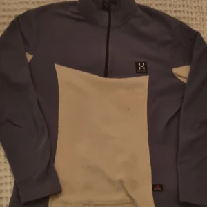 Fleecetröja Haglöfs - Mysig tunn fleecetröja i vitt och   blått. 